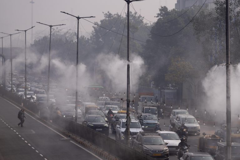 Delhi Air Pollution Levels Rise Again as Winter Smog Engulfs the City